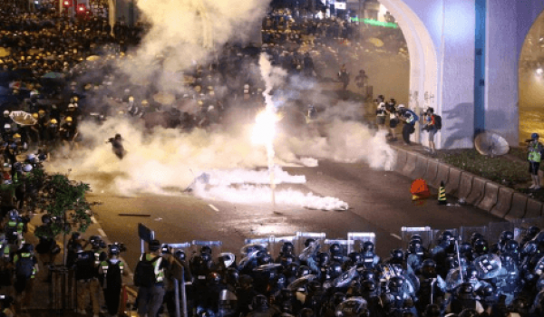A huge march, protesters throw eggs at the Chinese office